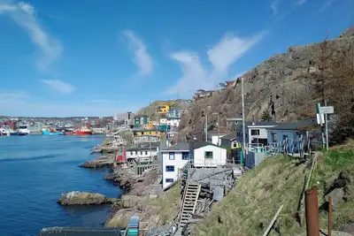 Image de Maison De Luxe Waterfront dans l'étonnante batterie extérieure / pied de Signal Hill
