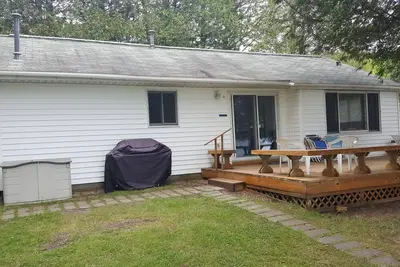 Image de \"Yellow Cottage\" sur le côté Sunset (côté est) de Beautiful Big Glen Lake