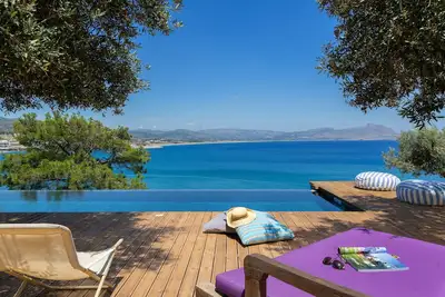 Image de Villa d'architecte sur une colline avec une vue spectaculaire sur la baie de Vlycha