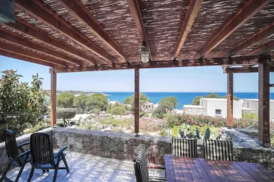 Image de La Maison Lumineuse Aux Rayons Du Soleil Couchant