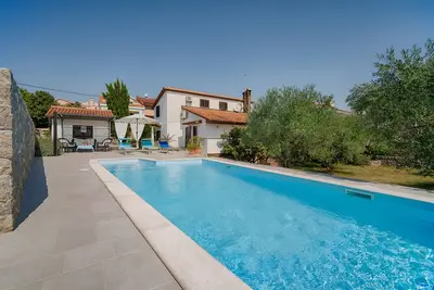 Image de Maison de vacances entourée d'oliviers, avec piscine, à 700 mètres de la plage