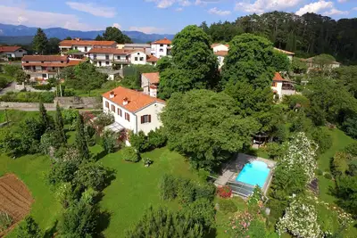 Image de Maison jumelée, jardin sub-méditerranéen, situation panoramique, piscine, cours d'art