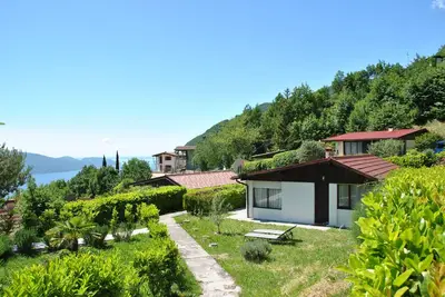 Image de Maison de vacances calme et familiale dans un complexe de vacances avec vue sur la piscine et le lac