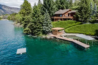 Image de cabine au bord du lac avec une vue à couper le souffle et un quai privé!