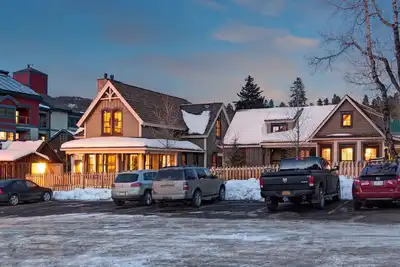 Image de 6 chambres à coucher maison w / vue sur la montagne, distance de marche du centre-ville et de la télécabine