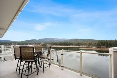 Image de Riverside Condo | Vues magnifiques sur la rivière Spokane et beaucoup d'espace