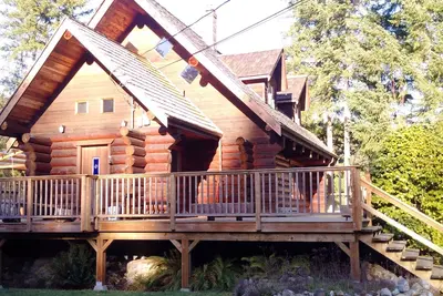 Image de La cabane en rondins au bord de l'eau de Woods enchantés à Secret Cove