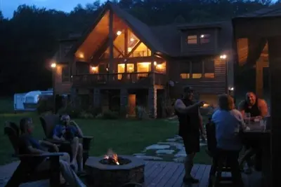 Image de Luxueux personnalisée Riverfront Retreat sur 7 acres
