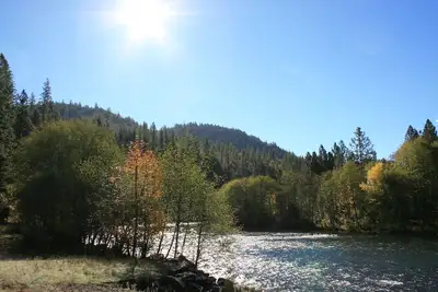 Image de Évasion de la rivière Rogue - 19 acres sur la rivière Rogue
