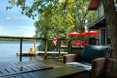 Image de Luxueux, famille et chalet les animaux de compagnie dans le coeur du comté de Prince Edward