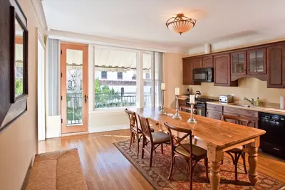 Image de Élégance et charme Deux pâtés de maisons de la place Sonoma, tarifs à partir de 229 $ (hors saison)