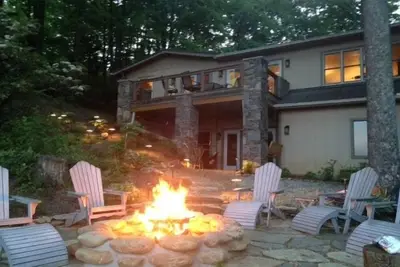 Image de Vues spectaculaires sur les montagnes depuis une luxueuse maison de style familial près de Br Parkway.