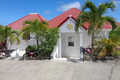 Image de Isolé et romantique villa avec vue sur Saint- Jean Bay