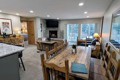 Image de Condo rénové avec WiFi gratuit, parking, piscine chauffée, bains à remous, navette pour les skieurs