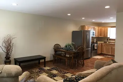 Image de 2017 Nouvelle construction - Downtown Cody! Le dortoir de Bobbi Jo