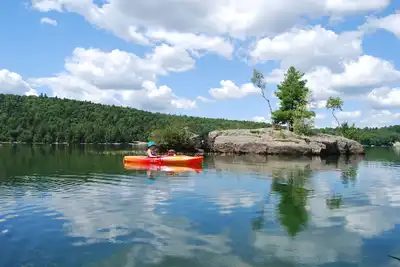 Image de Emplacement de choix sur le lac St George! Prestations complètes, aventure, ouvertures de mai à juin