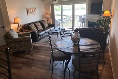 Image de Vue extraordinaire sur le lac et piscine privée au bord du lac / Wifi gratuit