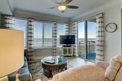 Image de 3404 Sea Crest - Vues directes sur l'océan de la villa 3br mise à jour, en face de Coligny!