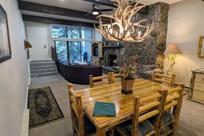 Image de Condo spacieux avec WiFi gratuit, parking, piscine chauffée, bains à remous, navette pour les skieurs,
