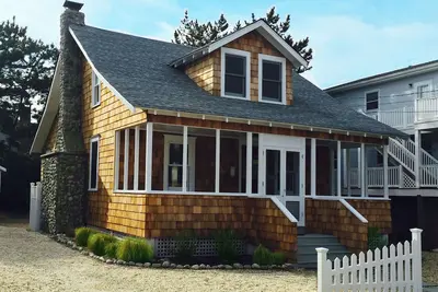 Image de Emplacement Fantastique! Magnifique maison unifamiliale à seulement 5 maisons de la plage!