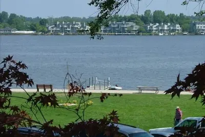 Image de Suite # 2 (sur 2) au Amazwi Galerie dans le district historique avec vue sur l'eau et le Parc