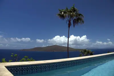 Image de Évasion cinq étoiles isolée en bord de mer avec piscine privée et vue panoramique