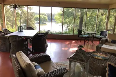 Image de Maison au bord du lac parfaite avec une grande salle d'écran génial pour s'amuser en famille! ! !