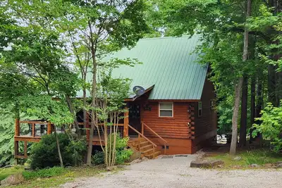 Image de Deer Cabin Of Deer Lodge Cabin Rentals est une cabane en rondins isolée Ozark Cedar