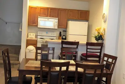 Image de Belle 3br au bord du lac récemment rénové dans une villa fermée