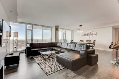 Image de Condo de luxe sous-penthouse au centre-ville sur le bord de la rivière - Près de Stampede (1320 pieds carrés)
