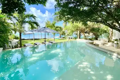 Image de 3+ Br Oceanfront nouvellement rénové et piscine et piscine océan