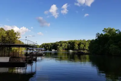 Image de Retraite au bord de l'eau sur le lac Lanier - 5 chambres / 3 salles de bain avec un quai à 2 niveaux.