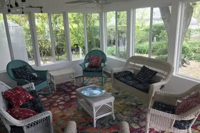 Image de Ville de plage tranquille souhaitable. . Tout Neuf! À 2 pâtés de maisons de la baie, un grand parking!