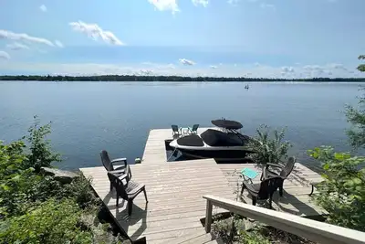 Image de Charmant cottage en pierre sur le lac Upper Rideau, Westport, On