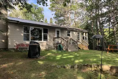 Image de Escapade à Northwoods sur le lac Pickerel - Water's Edge Cottage
