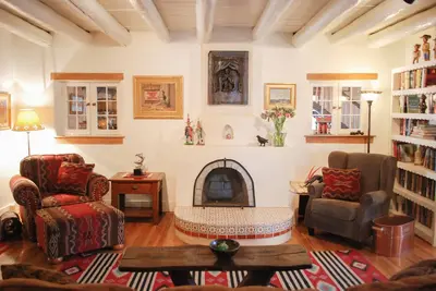 Image de La Posada de Taos historique 3 Br, promenade de deux pâtés de maisons au centre-ville plaza