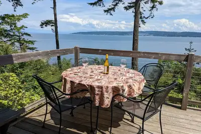 Image de Retraite Waterfront avec vue panoramique sur la mer.
