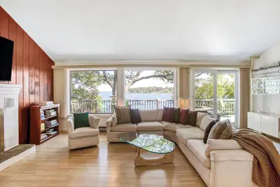 Image de Starlight Deck House: Harborfront Home