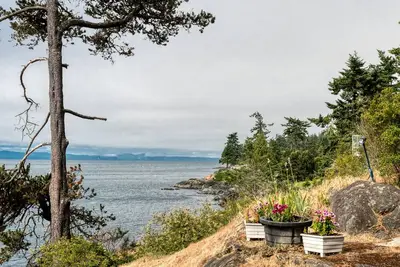 Image de Oceanfront West Coast Vacation Home-Ocean Cottage avec bain à remous