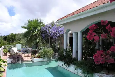 Image de Une villa artistique funky sur 5 acres au-dessus de l'hôtel 4 Seasons