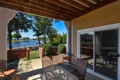 Image de Bord de l'eau Condo, 1er étage, piscine et court de tennis, Slip Bateau Également disponible