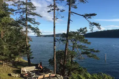 Image de Belle maison au bord de l'eau de l'île d'Orcas avec des vues spectaculaires et la faune