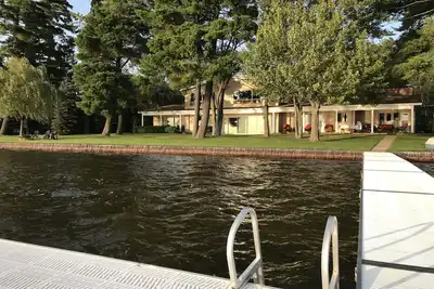 Image de Executive 4600 sq. Ft. Lakefront Estate sur le lac Mitchell à Cadillac, Michigan