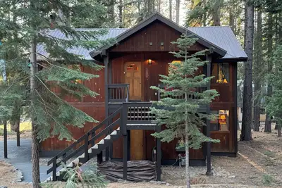 Image de Ensoleillé Sierra Cabin niché dans les pins