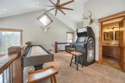 Image de cabine haut de gamme par Deadwood dort baignoire 15-Hot, internet, jeu d'arcade, accès à la piscine!