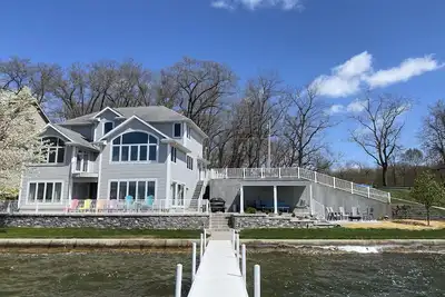 Image de Belle maison familiale au bord du lac de 4000 pieds carrés, proche de Pokagon.