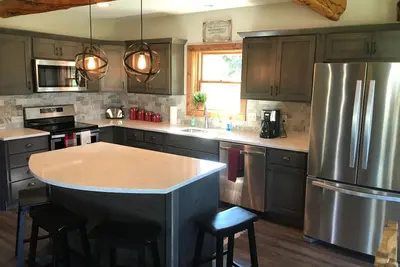 Image de Cabane en rondins récemment rénovée sur le ruisseau Quartz où la route se termine et les sentiers commencent