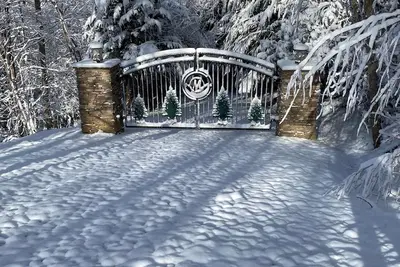 Image de Superbe maison en bois rond devant le lac Nantahala, retraite isolée, quai en eau profonde