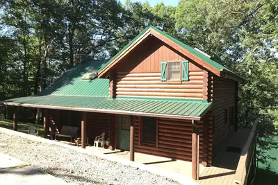 Image de 'The Lakefront Lodge' - Spacieux Lakefront 3 Chambre w / Dock couvert privé