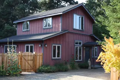 Image de Red Barn Retreat - Cottage romantique et paisible près du sentier de randonnée populaire